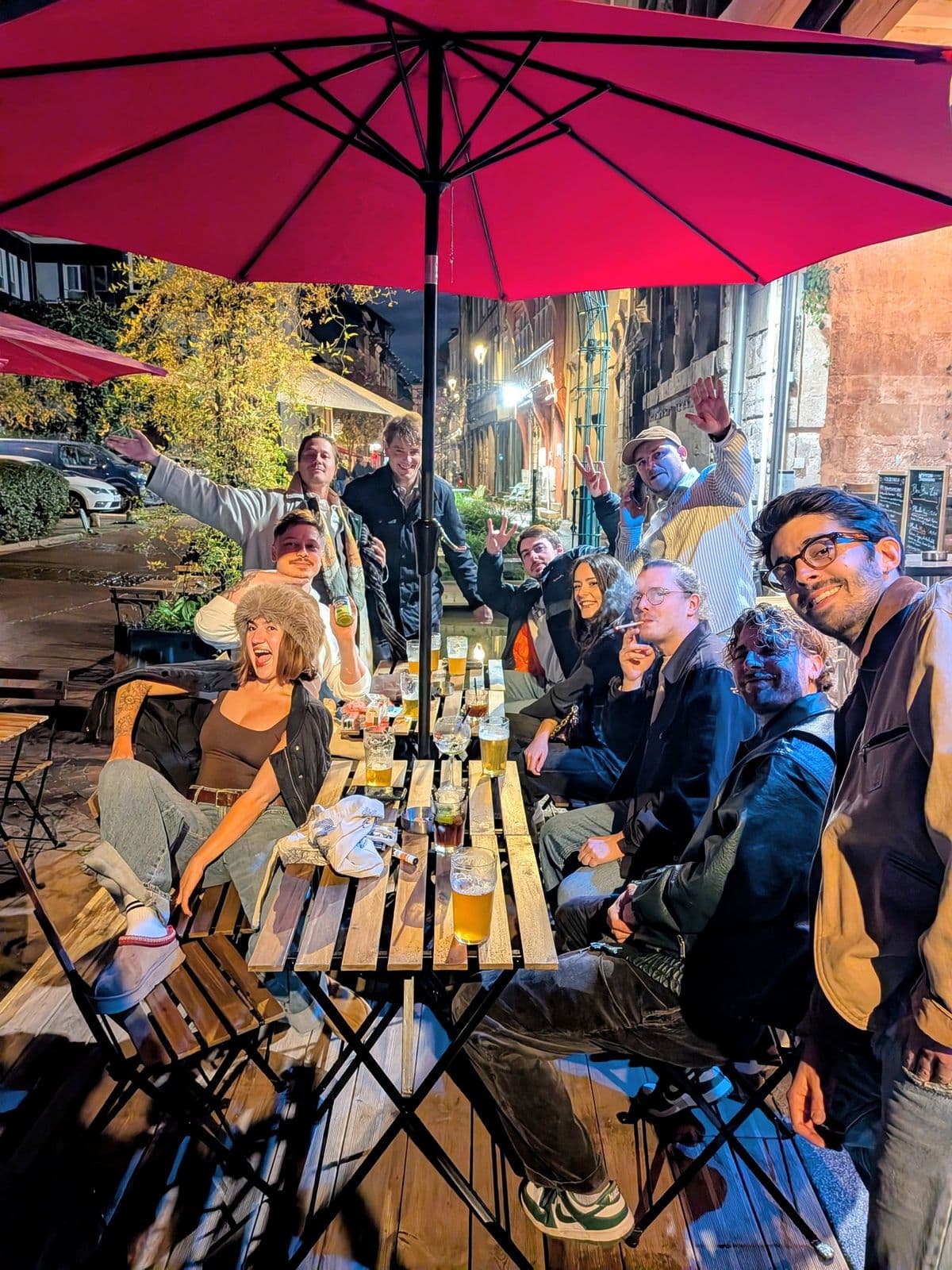 Un anniversaire fêté en terrasse sous les parasols, le soir