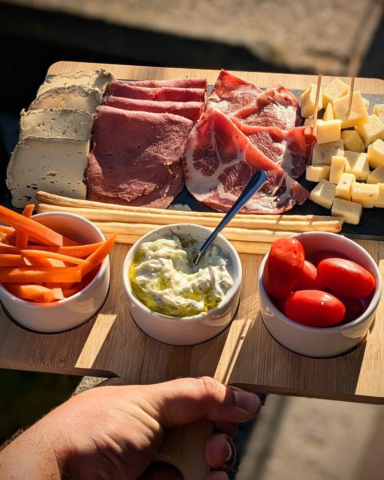 Planche mixte : charcuteries, fromages, bâtonnets de carotte, tartinades maison