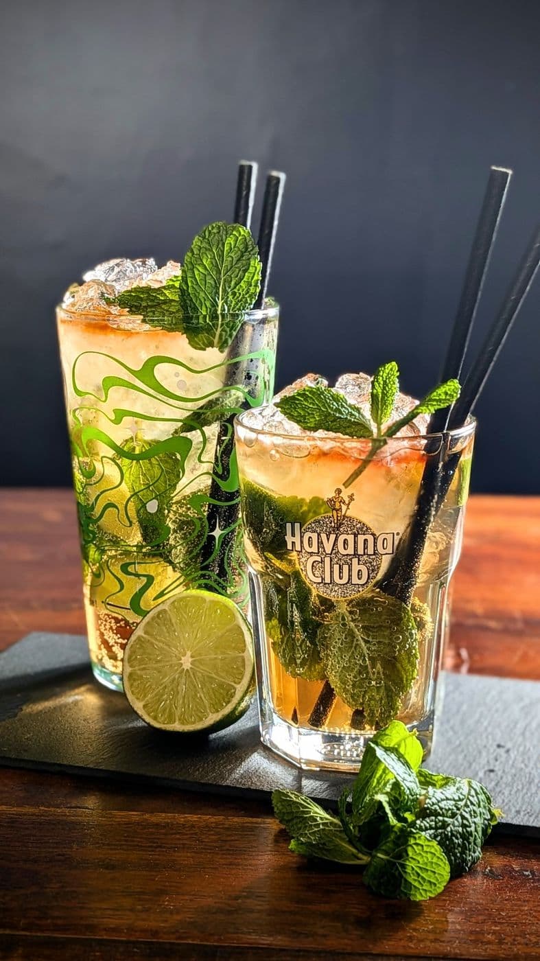 Deux mojitos à la menthe fraîche et au citron vert