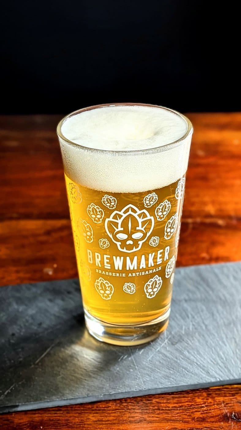 Pinte de bière blonde dans un verre Brewmaker