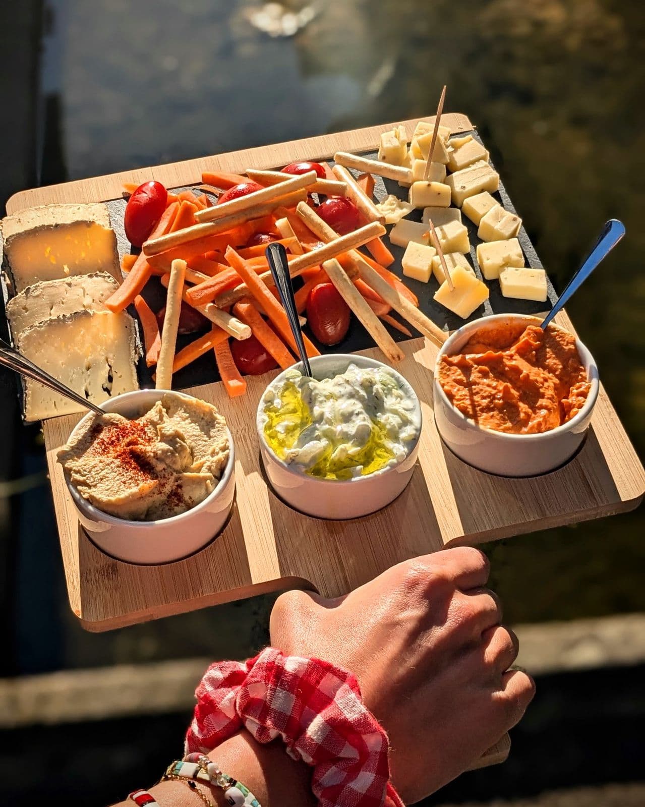Planche végétarienne : houmous, tzatziki, fromages, crudités